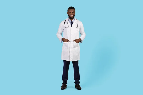 医疗广告 穿着制服穿着蓝色工作服的年轻黑人男性医生的画像 穿着白色外套的英俊的非洲裔美国人在照相机前微笑 复制空间 — 图库照片
