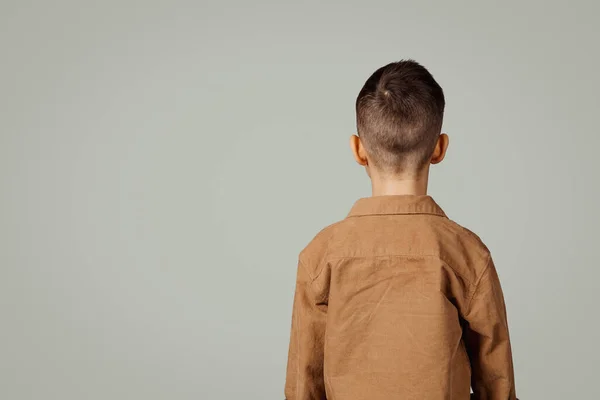 Pequeño Niño Europeo Camisa Aislada Sobre Fondo Gris Espalda Con —  Fotos de Stock