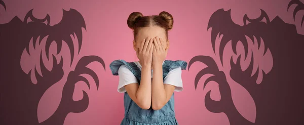 Koncepcja Strachu Dzieciństwa Przerażona Dziewczynka Zakrywająca Twarz Dłońmi Płacząca Kobieta — Zdjęcie stockowe