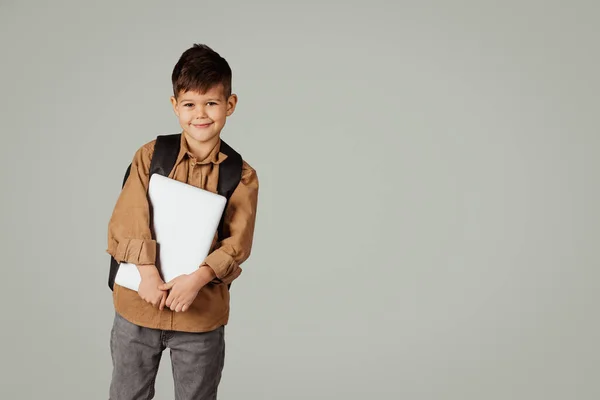 Счастливый Маленький Европейский Ребенок Лет Повседневной Одежде Рюкзаком Ноутбуком Изолированный — стоковое фото
