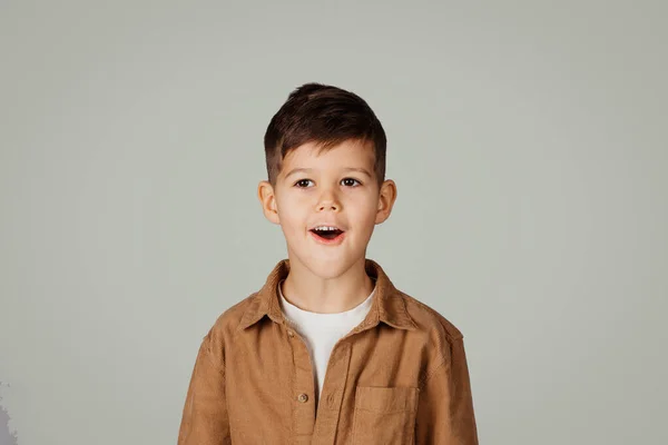 Inspirado Positivo Sorprendido Lindo Niño Años Edad Camisa Mirar Cámara —  Fotos de Stock