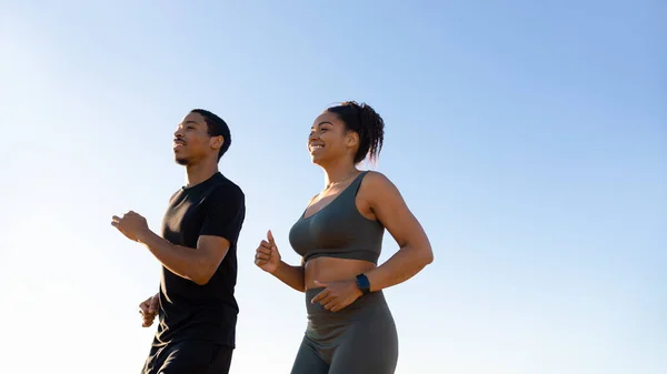 Glaad Millennial Αφροαμερικανή Γυναίκα Και Άνδρας Στα Αθλητικά Τρέχουν Στο — Φωτογραφία Αρχείου
