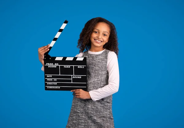 Feliz Adolescente Afro Americana Menina Batendo Palmas Para Começar Filmar — Fotografia de Stock