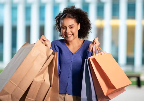 Bra Shopping Erbjudande Spännande African American Woman Posing Many Shopper — Stockfoto