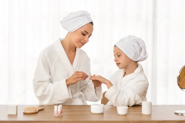 Conceito Cuidados Beleza Mãe Cuidando Fazendo Manicure Para Sua Filhinha — Fotografia de Stock
