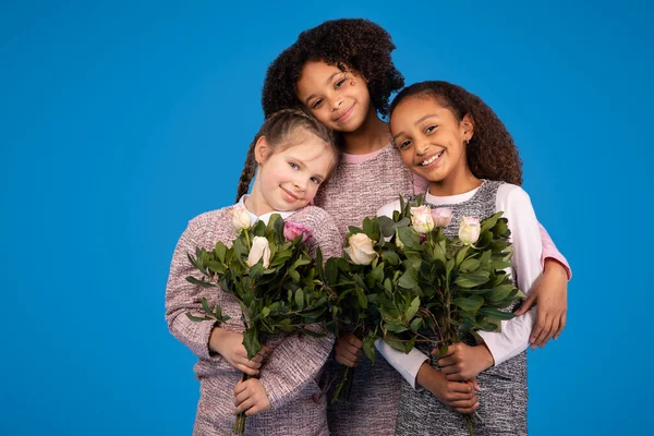 Adolescentes Gaies Afro Américaines Caucasiennes Avec Des Bouquets Fleurs Câlins — Photo