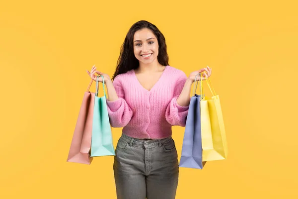 Positive Millennial Araberin Lässigem Shopaholic Hält Viele Pakete Der Hand — Stockfoto