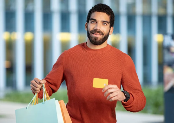Bliskowschodni Facet Kupujący Wyświetlanie Karty Kredytowej Reklama Bank Oferta Uśmiechnięta — Zdjęcie stockowe