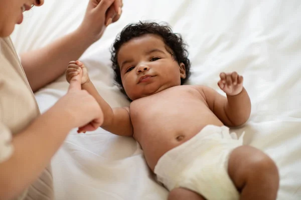 Jovem Senhora Afro Americana Olhando Para Bebê Fralda Gosta Toque — Fotografia de Stock