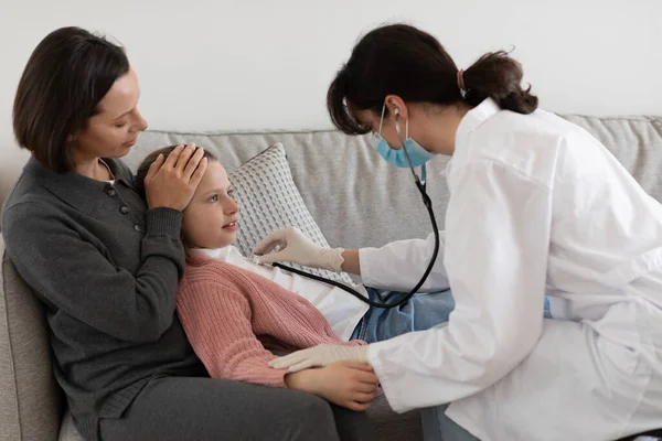 Zaniepokojona Europejska Millenijna Mama Uspokaja Się Opiekuje Chorą Nastolatką Lekarz — Zdjęcie stockowe