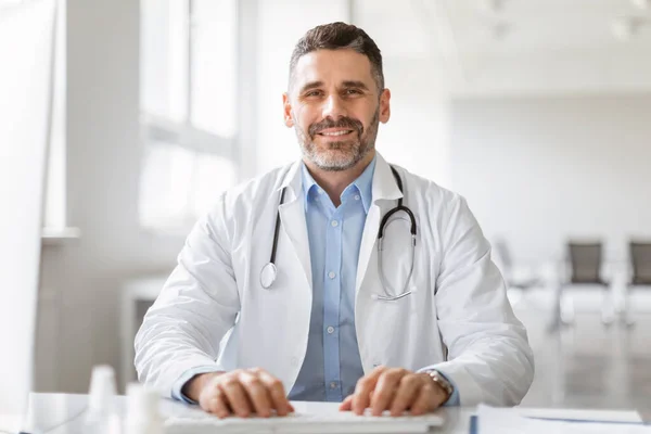 Porträtt Glad Medelålders Manlig Läkare Med Egen Praktik Läkare Eller — Stockfoto