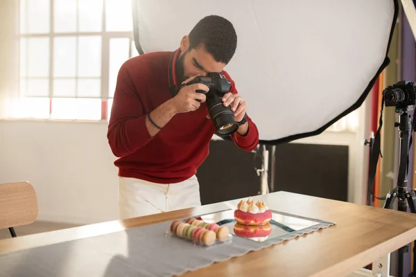 Fotógrafo Tirando Fotos Profissionais Várias Sobremesas Estúdio Fotos Moderno Jovem — Fotografia de Stock