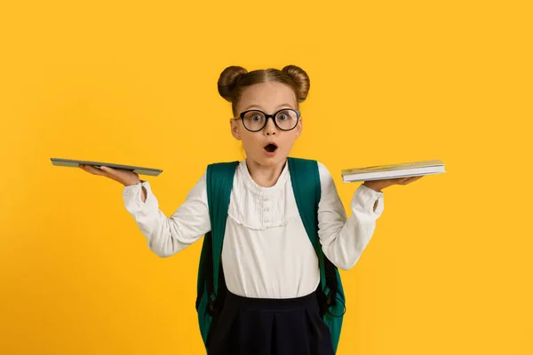 Gadgets Boeken Shocked Little Schoolgirl Vergelijken Digitale Tablet Boek Haar — Stockfoto