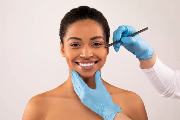 Happy Attractive Young Black Woman Attending Aesthetic Clinic Unrecognizable Doctor — Stock Photo, Image