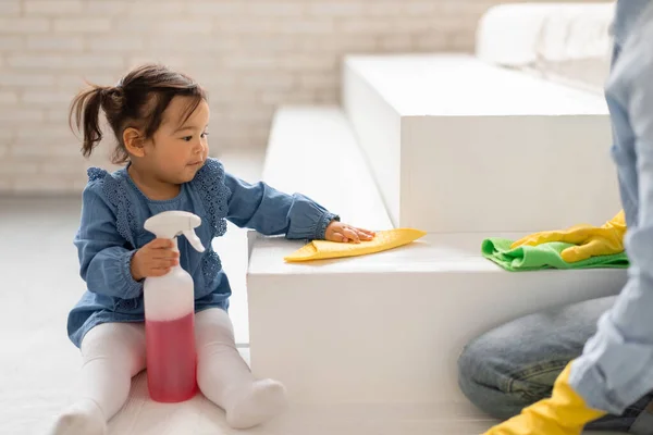 스프링 클리닝 스러운 아시아인 아기의 어머니 집에서 청소실을 청소하는 돕는다 — 스톡 사진