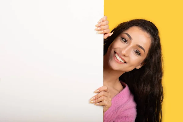 Gülümseyen Genç Arap Bayan Reklam Mesaj Teklif Için Boş Alanı — Stok fotoğraf