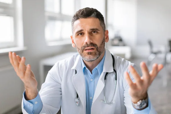Consultation Doctor Portrait Male Doctor Talking Camera Gesturing Professional Physician — Stock Photo, Image