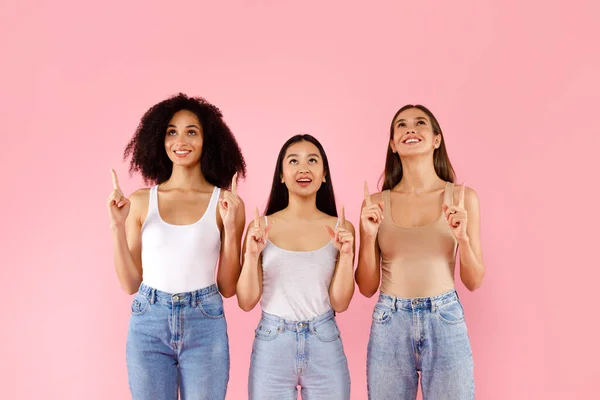 Mira Hacia Arriba Feliz Tres Mujeres Multiétnicas Apuntando Hacia Arriba — Foto de Stock