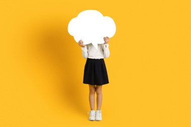 Yüzü Saklanan Küçük Kız Boş Beyaz Konuşma Baloncuğu, Tanımlanamayan Kadın Çocuk Reklam Teklif Tasarımı İçin Beleş Fotokopi Alanı Gösteriyor, Sarı Arkaplanda İzole Edilmiş Duruyor, Model