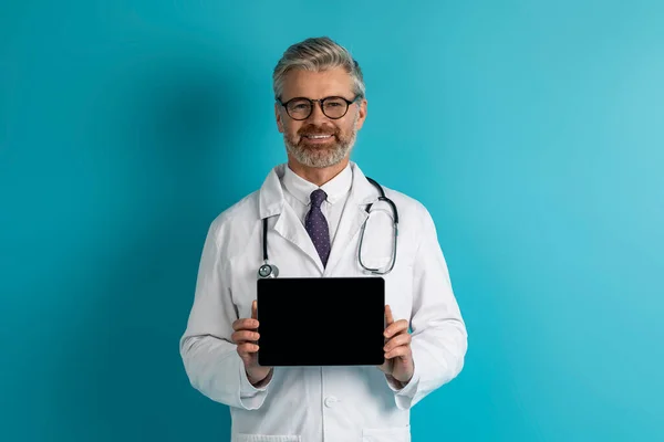 Neşeli Yakışıklı Orta Yaşlı Beyaz Doktor Siyah Ekranlı Dijital Tablet — Stok fotoğraf