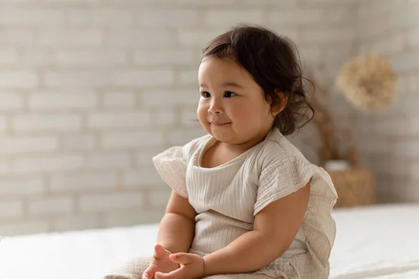 Retrato Una Linda Bebé Asiática Sentada Mirando Lado Cama Dormitorio — Foto de Stock