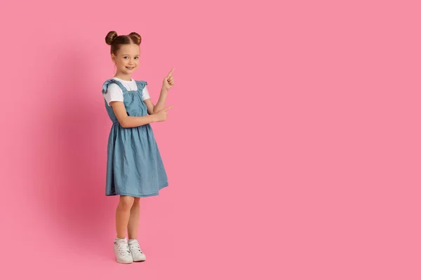 Красива Маленька Дівчинка Вказує Сторону Копіювати Простір Рукою Посміхаючись Мила — стокове фото