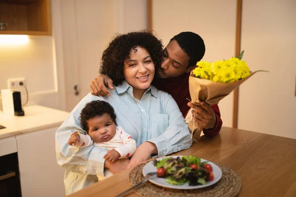 Amar Apuesto Joven Marido Negro Sosteniendo Flores Besando Hermosa Sonriente —  Fotos de Stock