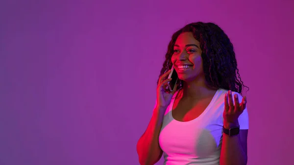 Usmívající Mladá Černoška Mluví Mobilu Neonovém Světle Šťastný Tisíciletý Africký — Stock fotografie