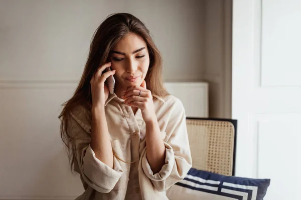 Triste Penoso Milenar Europeu Feminino Chamando Smartphone Falando Pensando Interior — Fotografia de Stock