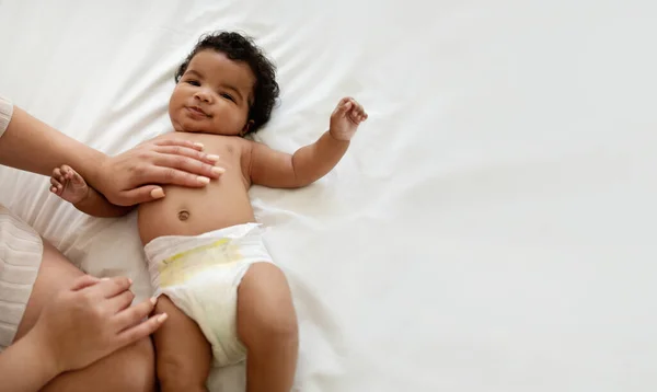 Milenyum Afrikalı Amerikalı Anne Yatak Odasının Içinde Küçük Bir Bebeğin — Stok fotoğraf