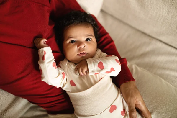 Bebê Afro Americano Bonito Deitado Nos Braços Pai Sorrindo Para — Fotografia de Stock
