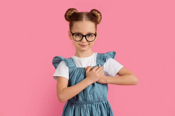 Dankbaarheid Concept Portret Van Een Schattig Meisje Dat Handen Borst — Stockfoto