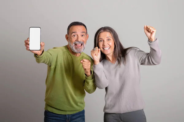 Glücklich Aufgeregte Alte Europäer Zeigen Smartphone Mit Leerem Bildschirm Jubeln — Stockfoto