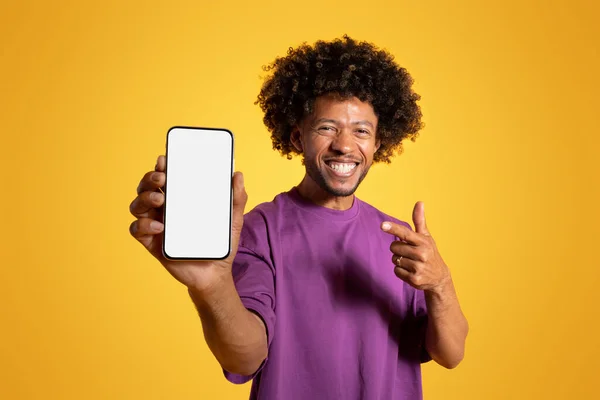 스튜디오 스마트폰을 가리키는 보라색 티셔츠를 아프리카 미국인 곱슬머리의 Advice 프레젠테이션 — 스톡 사진