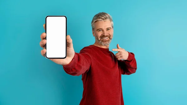 Счастливый Красивый Седой Мужчина Среднего Возраста Случайном Показе Отличное Мобильное — стоковое фото