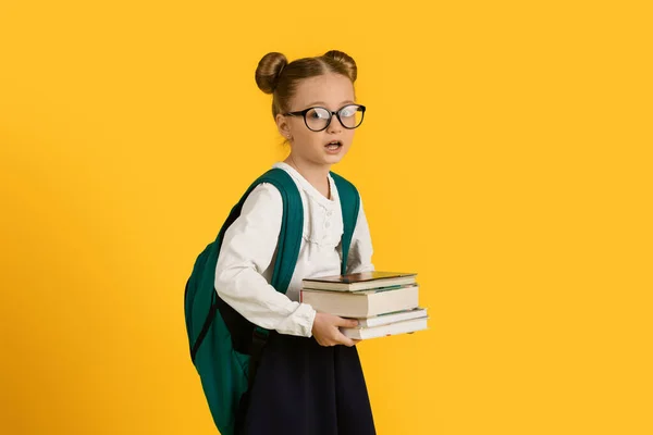 Retrato Pequena Estudante Cansada Óculos Transportando Pilha Livros Bonito Pré — Fotografia de Stock