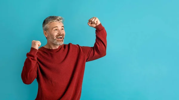 Emocional Hombre Mediana Edad Guapo Feliz Suéter Rojo Exclamando Apretando —  Fotos de Stock