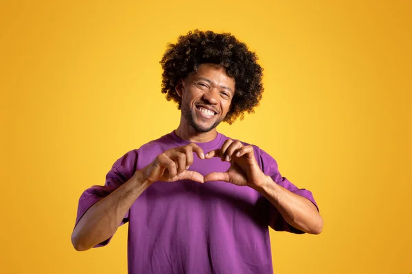 Веселый Взрослый Африканский Кудрявый Американец Фиолетовой Футболке Делает Сердечный Жест — стоковое фото