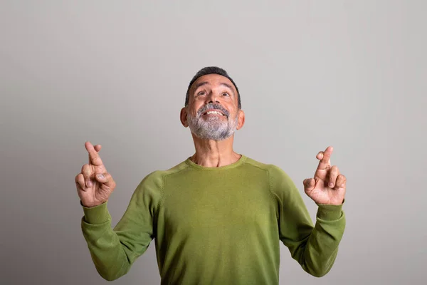 Vrolijke Curios Oude Europese Man Met Baard Toont Vingers Omhoog — Stockfoto