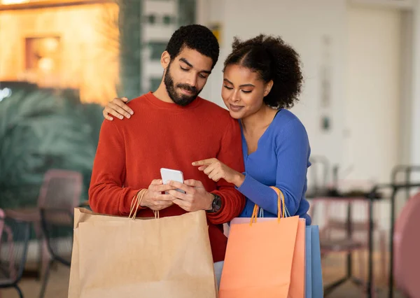 Shopping Application Middle Eastern Couple Using Mobile Phone Holding Paper — Stock Photo, Image