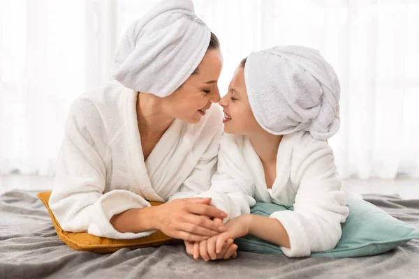 Moederdag Concept Moeder Kleine Dochter Dragen Badjassen Ontspannen Bed Samen — Stockfoto