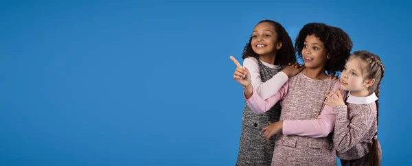 Щасливий Шокований Інтерес Підлітків Афроамериканських Кавказьких Дівчат Показують Палець Порожньому — стокове фото