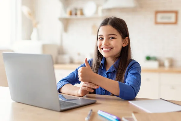 Hou Van Learning Gelukkig Midden Oosten Meisje Leren Online Laptop — Stockfoto