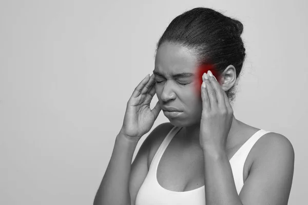 모노크롬 사원에 여성의 두통으로 고통받고 아프리카 미국인 여성의 — 스톡 사진