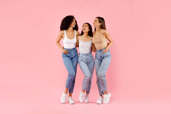 Full Body Length Shot Three Young Positive Multiethnic Girls Hugging — Stock Photo, Image