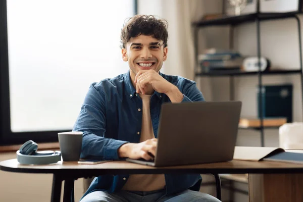 Alegre Hombre Oriente Medio Utilizando Ordenador Portátil Sonriendo Cámara Sentado — Foto de Stock