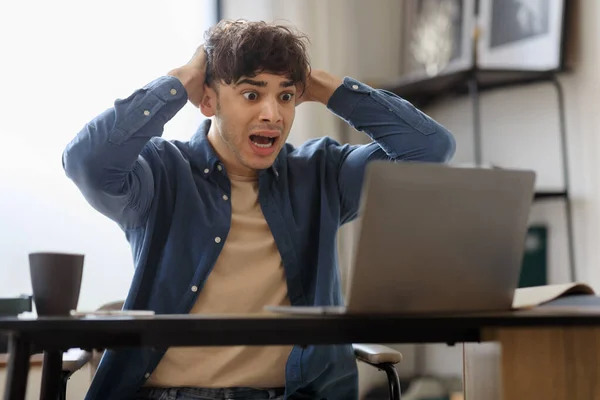 Geschokte Freelancer Man Zoek Naar Laptop Scherm Shock Ontroerende Hoofd — Stockfoto