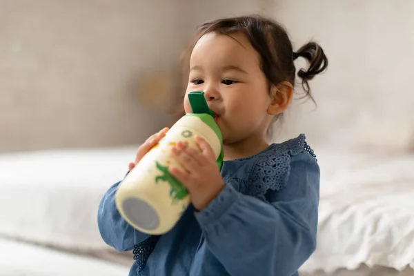 유아용 하이드라 침실에 우유병에서 마시는 스러운 일본의 어린이 유아용 섭취와 — 스톡 사진