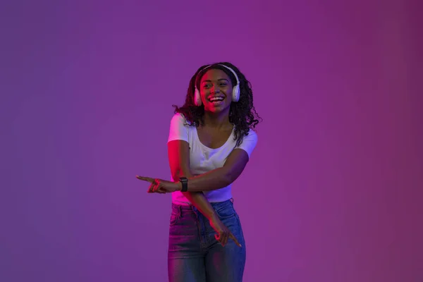 Χαρούμενη Νεαρή Μαύρη Κυρία Ασύρματα Ακουστικά Ακούγοντας Μουσική Και Χορό — Φωτογραφία Αρχείου