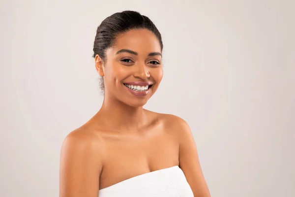 Spa Cilt Bakımı Güzellik Konsepti Mutlu Neşeli Genç Siyah Kadın — Stok fotoğraf